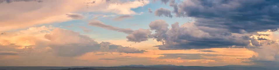 Poster Dramatisch licht door de wolken tegen de achtergrond van een spannende, heldere stormachtige lucht bij zonsondergang. panorama, natuurlijke compositie © Юрий Кузнецов