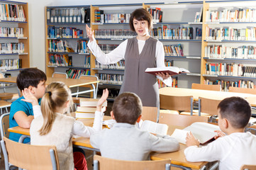 Fototapeta na wymiar Female teacher giving lesson to school kids