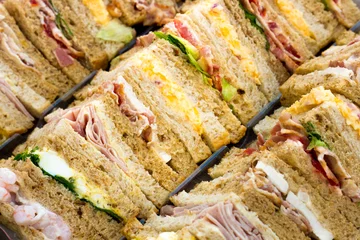 Keuken spatwand met foto Close-up van een selectie sandwiches met verschillende vullingen op een dienblad © lars