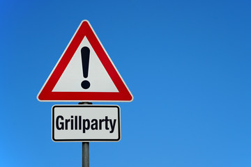 Grillparty mit Achtung Schild