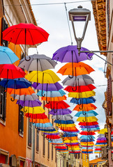 Bunte Schirme über der Einkaufszone Novigrad, Istrien,Kroatien