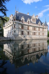Fototapeta na wymiar Châteaux de la Loire, château d’Azay-le-Rideau se reflétant dans l'eau (France)