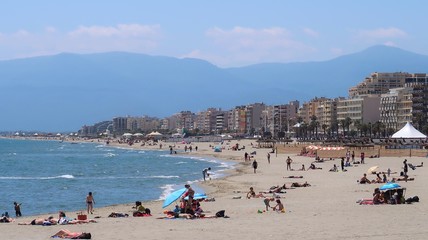 Canet-en-Roussillon, vue panoramique sur la plage avec les montagnes des Pyrénées au loin (France)