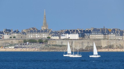 Voiliers naviguant dans la baie de Saint-Malo en Bretagne (France) © Florence Piot