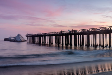 Fototapeta premium Zmierzch Sky nad Seacliff Pier i wrak statku SS Palo Alto. Seacliff State Beach, Aptos, hrabstwo Santa Cruz, Kalifornia, USA.