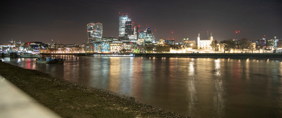 Fototapeta na wymiar London Themse and Skyline by Night