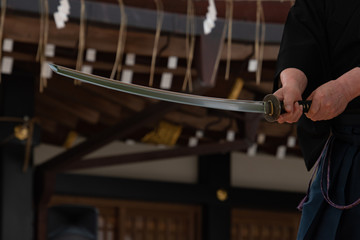 日本刀を構える人物