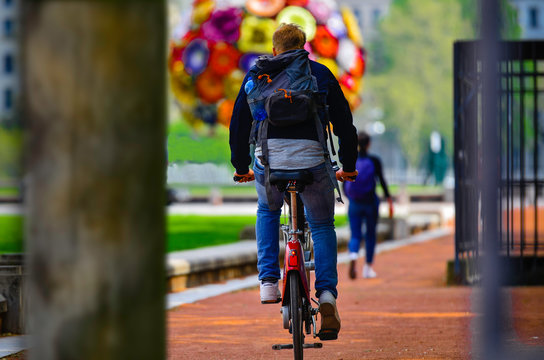 Le cycliste lyonnais.