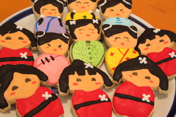 Set de hermosas galletas de vainilla en forma de muñequitas geishas con vestidos en distintos colores y diseños