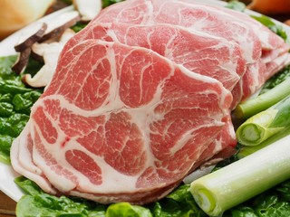 한국의 돼지고기 목살과 채소