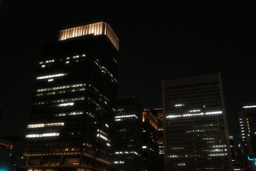 夜のビルの景色、都会