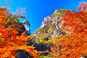 紅葉シーズンの山梨、甲府市にある昇仙峡の景観