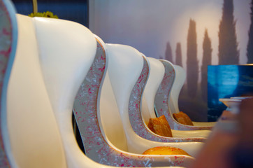 Weiße Ohrensessel mit Chinoiserie-Muster in Restaurant auf Kreuzfahrtschiff