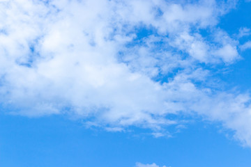 Naklejka premium blue sky with white clouds