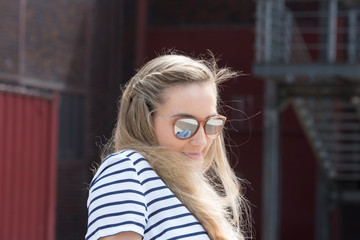 Eine junge Frau entspannt in der Sonne