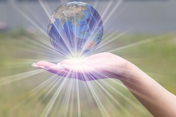 Eine Frau und Erdball in ihrer Hand