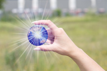 Eine Frau und Erdball in ihrer Hand