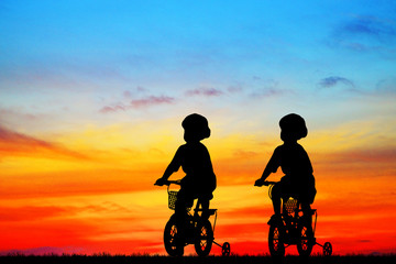 Fototapeta na wymiar Silhouette boy friend and bike relaxing on sunrise