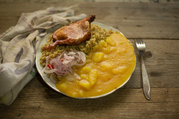 un cuarto de cuy frito, plato tradicional con trigo y papa