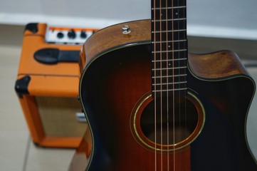 Fototapeta premium guitar and speacker on black background