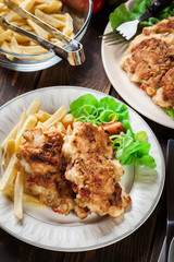 Chicken medallions with red peppers served with chips