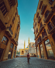 Naklejka premium Jeden turysta w centrum starego miasta Bejrutu. Stolica Libanu
