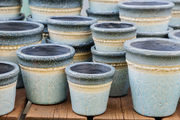 Naklejka premium Close up of plenty empty clay flower pots for sale. Garden and interior decoration.
