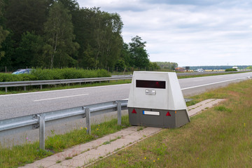 Ein sogenannter Blitzeranhänger mit der Aufschrift Video überwacht , aus Angst vor Vandalismus