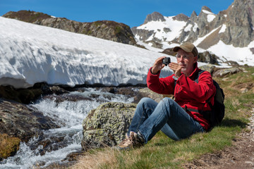 Naklejka premium hiker man take a picture with action camera