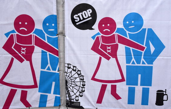 Stop-Schild gegen sexuelle Bel&auml;stigung auf Volksfesten