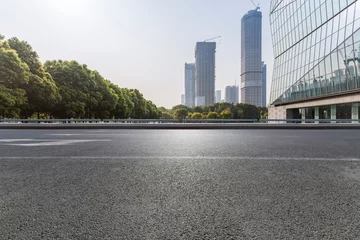 Papier Peint photo Gris Horizon panoramique et immeubles de bureaux d& 39 affaires modernes avec route vide, sol carré en béton vide