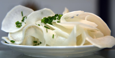 Zart gehobelter, mit Schnittlauch bestreuter, Bierrettich 