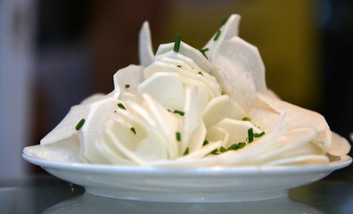 Weißer Bierrettich mit Schnittlauch garniert