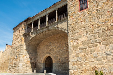 Naklejka premium Walls surrounding Spanish city of Avila, puerta del rastro o la estrella