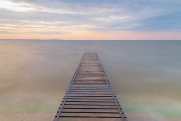 Obraz premium Idyllic mole (pier) on the lake. Wooden bridge in spring time wi
