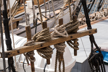 Obraz premium sailor knots mooring a ship docked at the dock