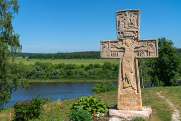 Поклонный крест у церкви Воскресения Христова в Тарусе.