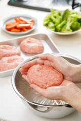 ハンバーグを作る