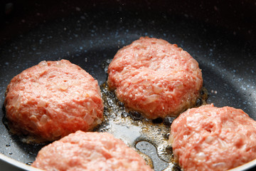 ハンバーグを焼く