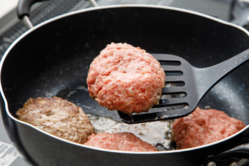 ハンバーグを焼く