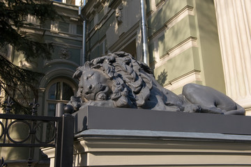  Sleeping lion architectural ornament Von Reck Manor (also known as the Reck Mansion, “House with Lions”) is a building on Pyatnitskaya Street. It was built in 1897 by architect Sergey Sherwood.