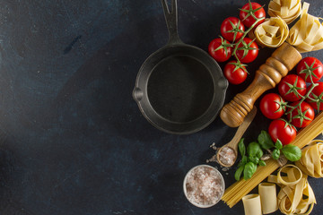 Obraz na płótnie Canvas Top view of frying pan next to fresh ingredients