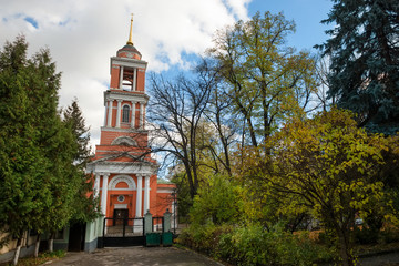 Fototapeta na wymiar MOSCOW - OCTOBER 27, 2018: Temple of the Trinity. View of the street Pyatnitskaya street in the city center on an autumn morning