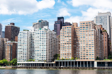 Obraz premium East River and the Manhattan skyline in New York City, USA