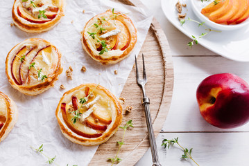 Blätterteig Tarts mit Nektarinen, Camembert, Honig und Thymian