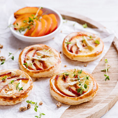 Blätterteig Tarts mit Nektarinen, Camembert, Honig und Thymian