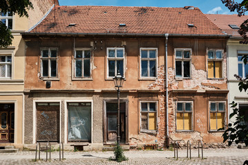 heruntergekommenes Haus im Zentrum von Neuruppin