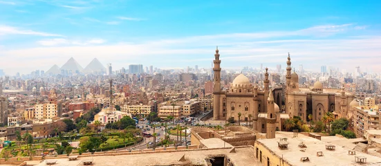 Foto op Canvas De moskee-Madrassa van Sultan Hassan in het panorama van Caïro, Egypte © AlexAnton