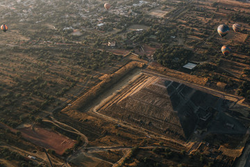 Vista aérea de pirámides de Teotihuacán