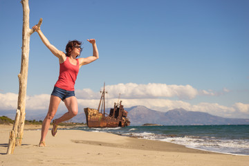 Obraz na płótnie Canvas Tourist woman on beach enjoying vacation
